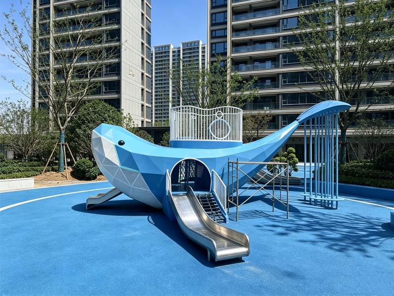 浙江台州玉环市玉城街道童家户外儿童乐园案例：鲸鱼主题304不锈钢滑梯组合落地实拍